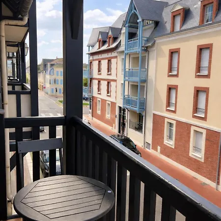 Centre, Grand Avec Balcon, à 2 Pas Du Marché *