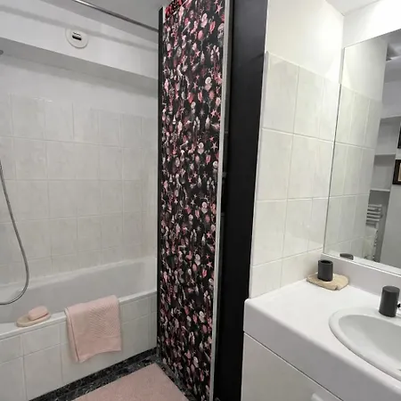 Centre, Grand Avec Balcon, à 2 Pas Du Marché Appartement