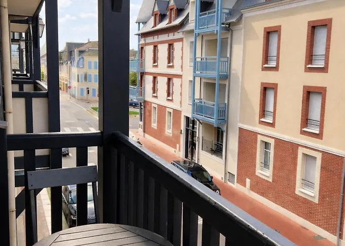 Centre, Grand Avec Balcon, à 2 Pas Du Marché *